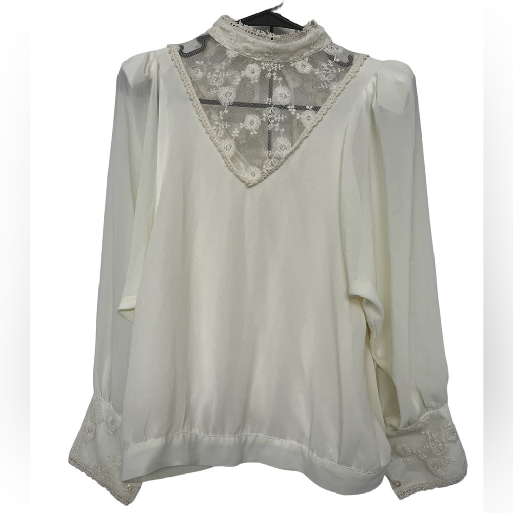 Vintage blouse  Gorgeous lace collar!